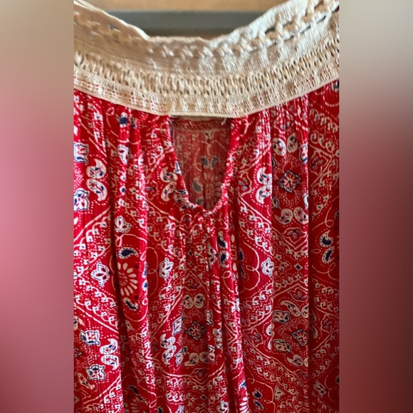 Women’s Off Shoulder Top Red Paisley No Label Size is Mediium/Large - Picture 5 of 6